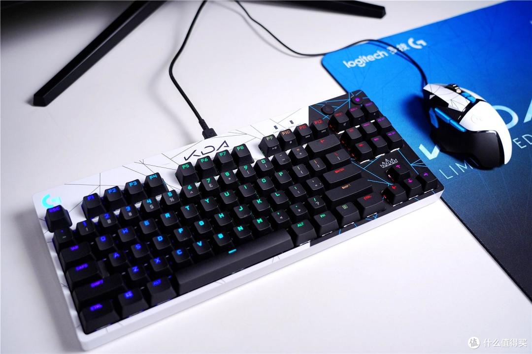 直接来看g502 hero kda有线鼠标,g pro kda机械键盘的颜值吧,不知道有