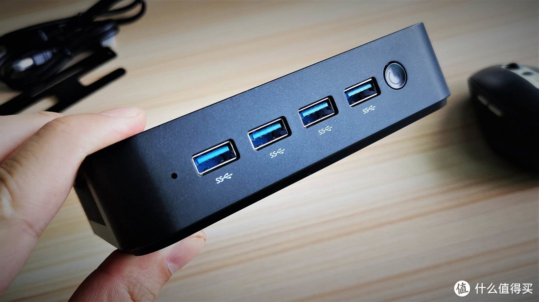 正面有4个蓝色的USB3.0接口并排着，以及一个开关按键。虽然GK41是默认来电自启动，电源按键还是必不可少的嘛。“我可以不用，但你不能没有”！！