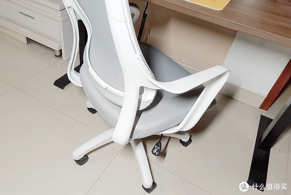 UE简约人体工学椅：简单却很实用，让办公更轻松