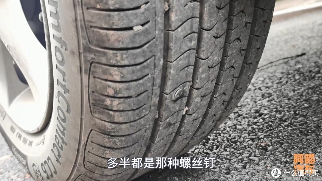 车子轮胎被扎没有漏气，还用补胎吗？做错跑高速很危险