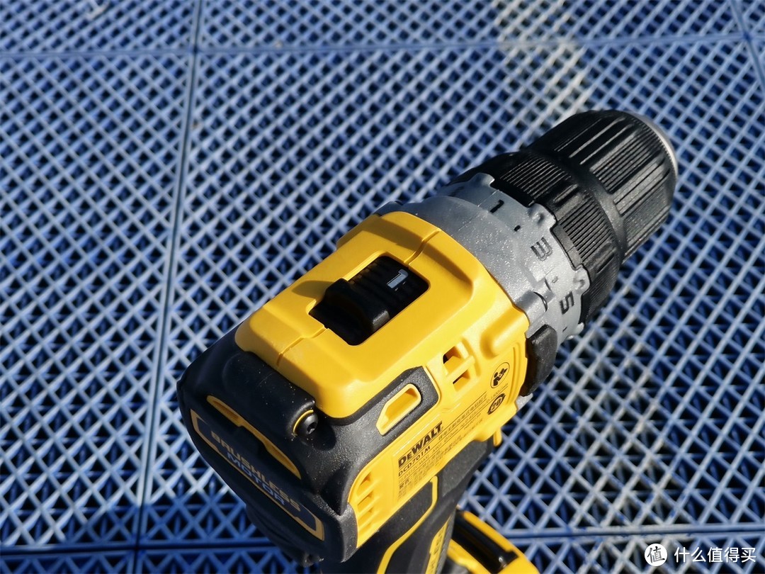 右側的上部機身上可以看到電動工具的全稱為:dewalt dcd701m鋰電無刷