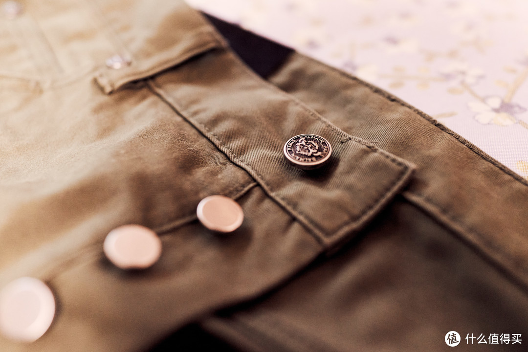 裤头是有5个纽扣，非拉链设计。其中第一个纽扣有品牌的复杂图案以及字母，其他的都是很光环的平面。