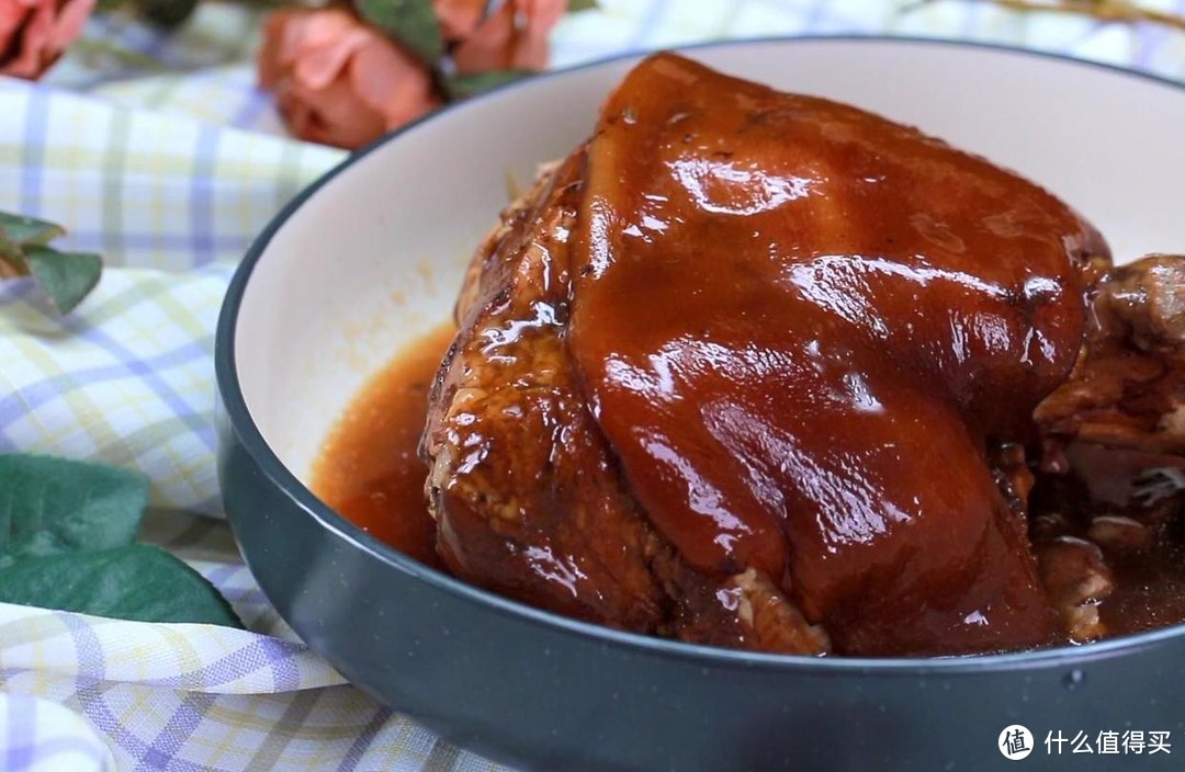 电饭煲五香酱肘子，香味浓郁，口感软烂