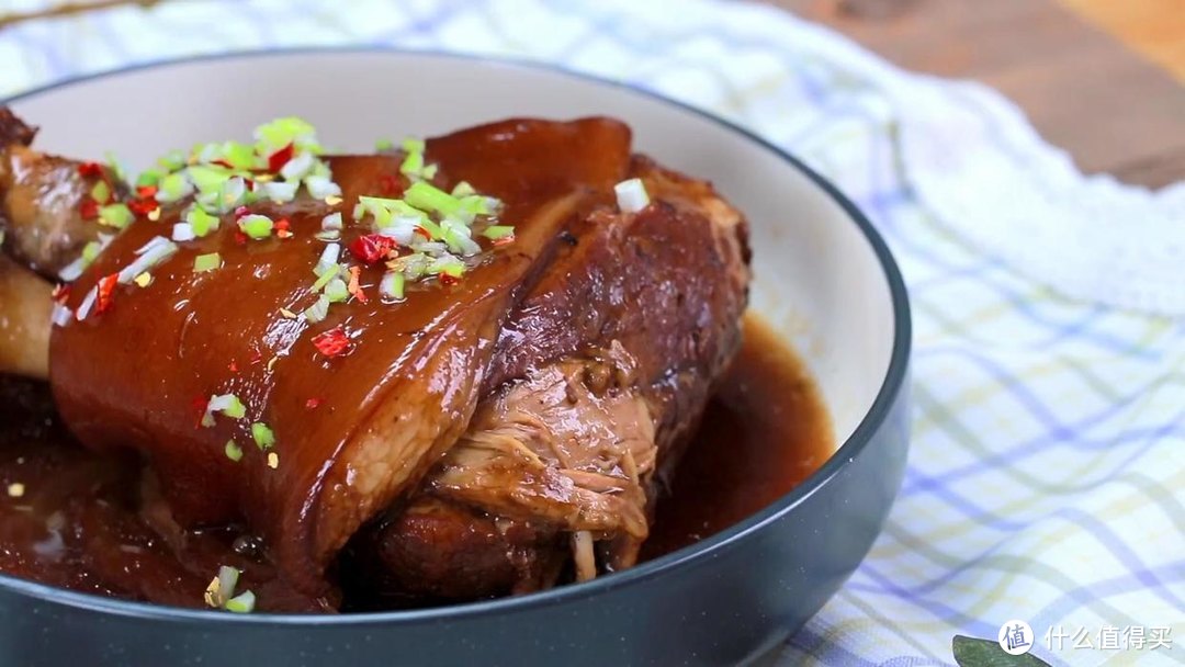 电饭煲五香酱肘子，香味浓郁，口感软烂