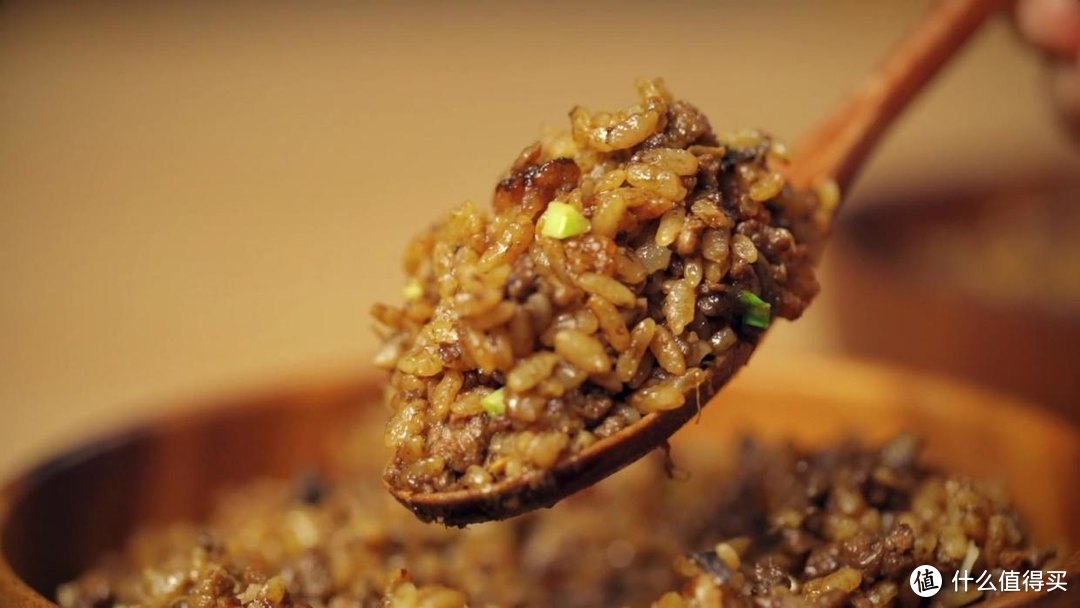 电饭煲茄子肉末焖饭，每一粒米饭都被酱汁包裹住