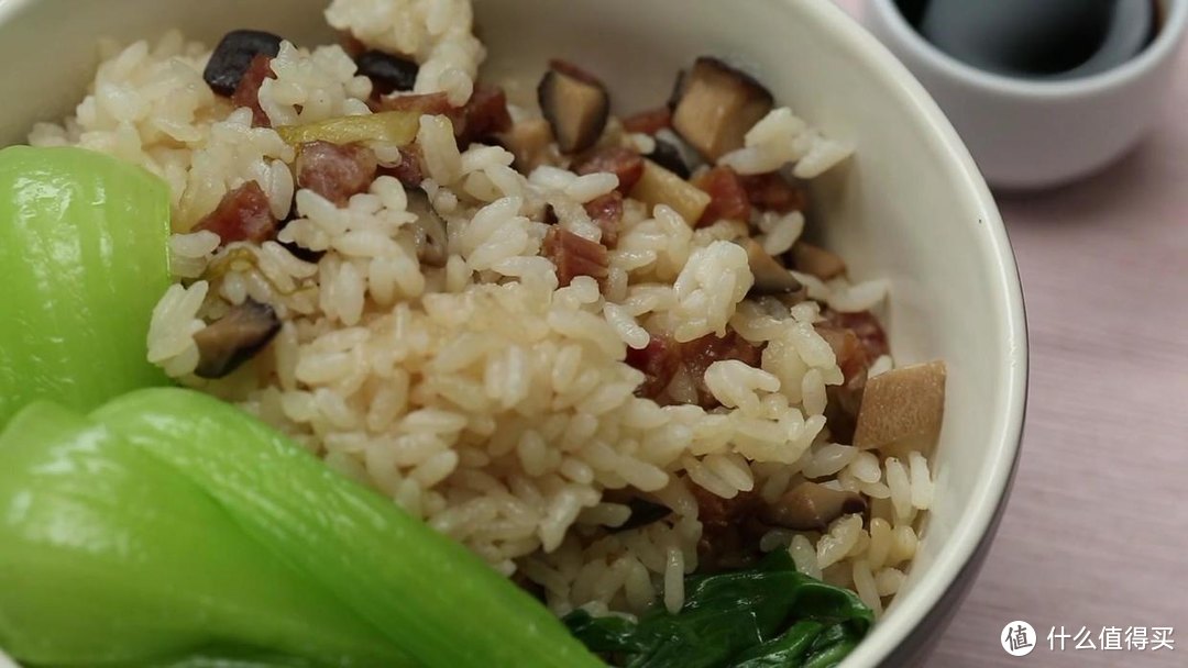 电饭煲香菇腊肠饭，咸香爽口，饭香四溢