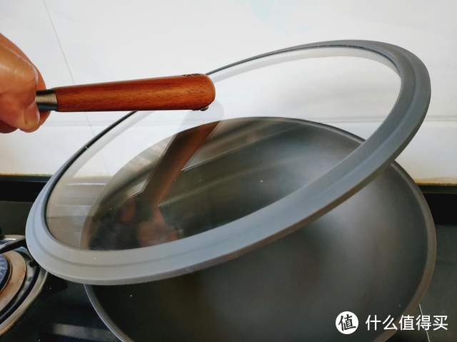 爆炒颠勺更轻松——三禾窒氮轻铁锅体验