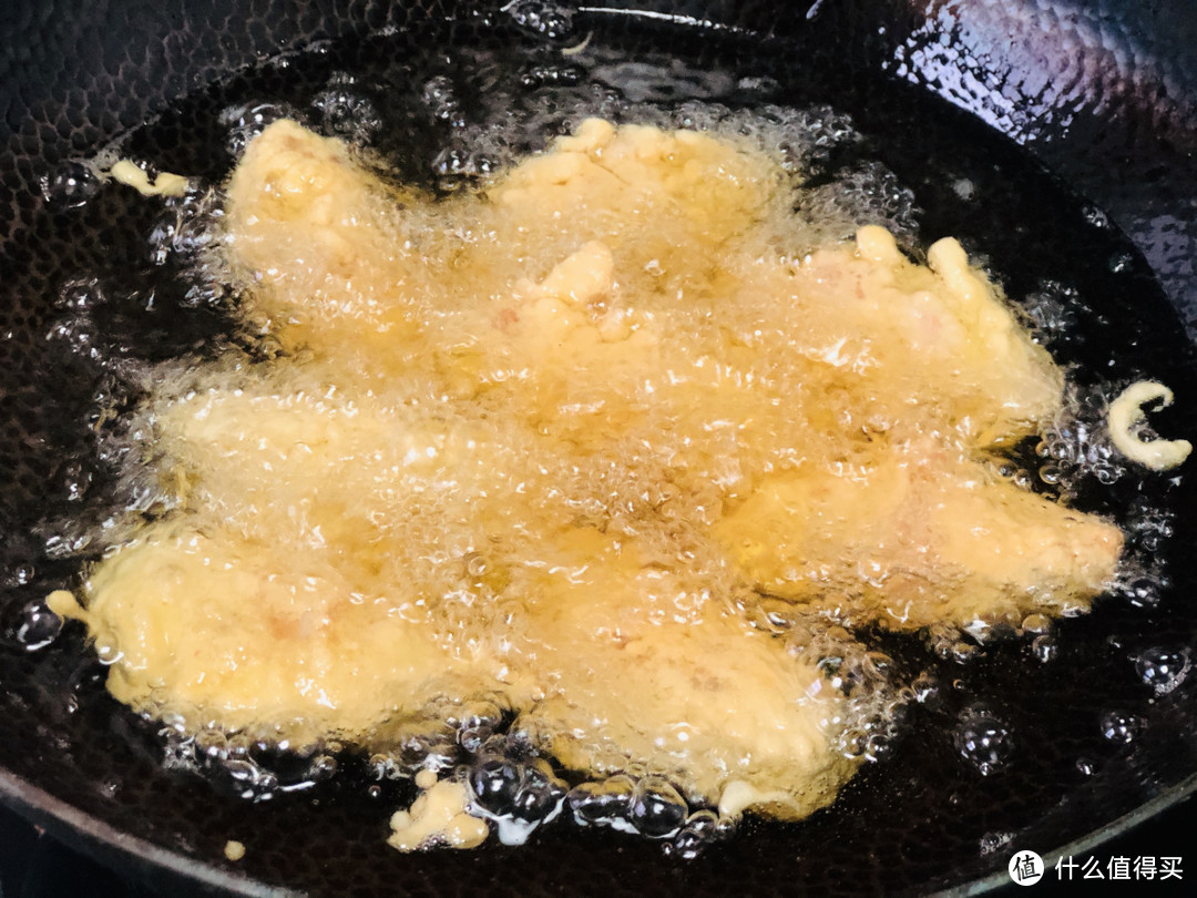 炸鸡翅时，裹面粉还是面包糠？很多人没做对，难怪鸡翅油腻不酥脆