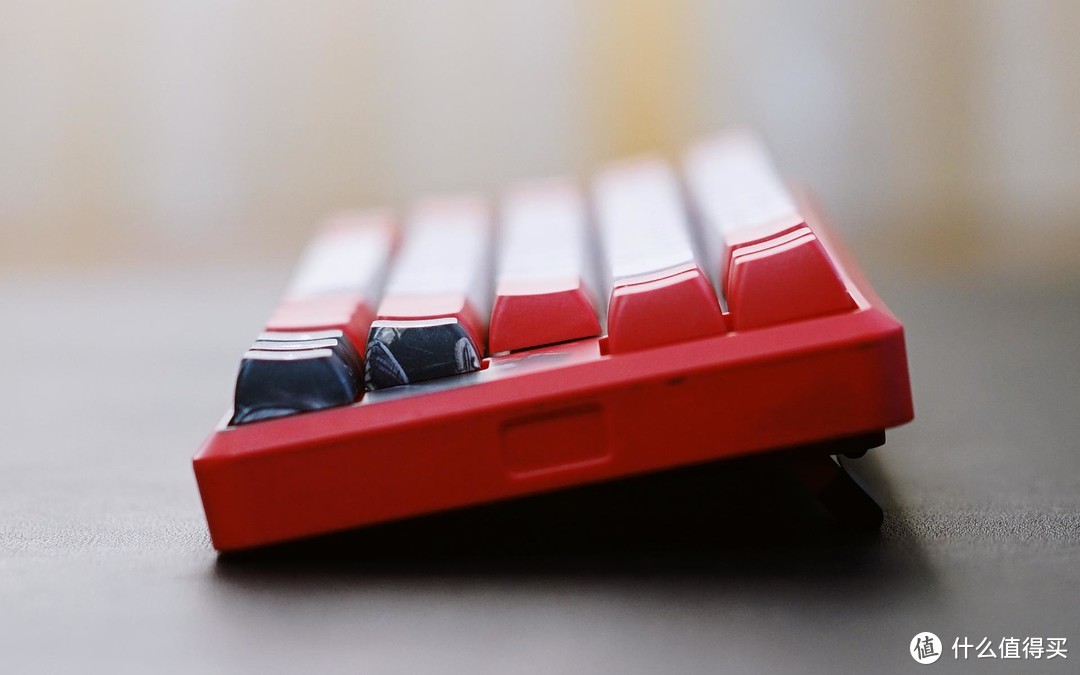 黑爵K680T镖人定制版机械键盘赏评：68小配列，奶油轴，双模背光！