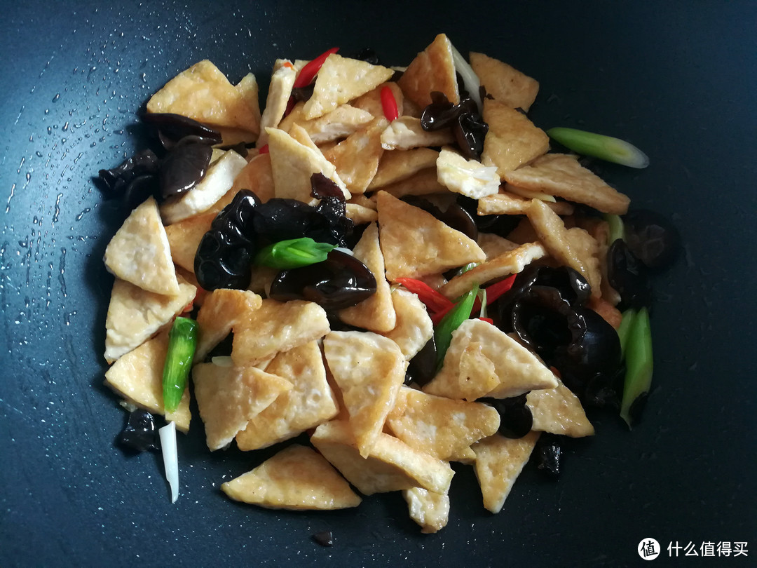 煎豆腐有技巧，学会一个小动作，豆腐不碎不粘锅，营养又好吃