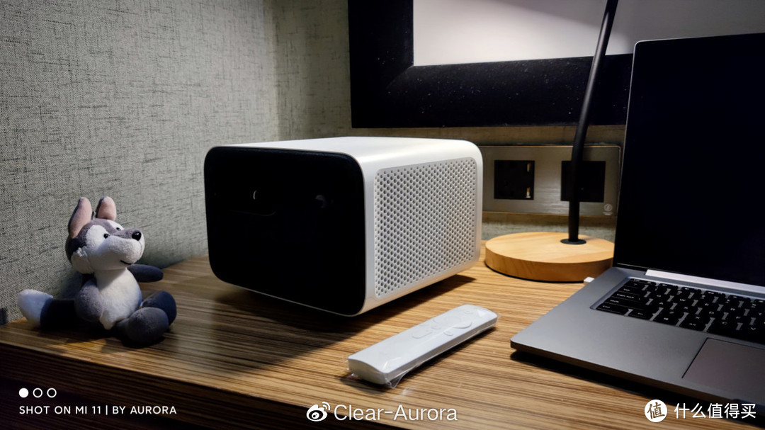 总的来说,米家投影仪2 pro在外观设计,投影效果,细节功能和便携程度