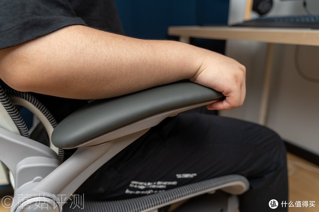 饱满舒适，畅享办公午休“头等舱”、网易严选 3D悬挂腰靠高端人体工学椅 体验评测