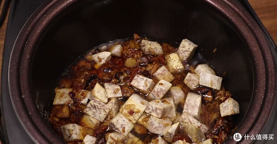 电饭煲腊肠芋头焖饭，香喷喷的