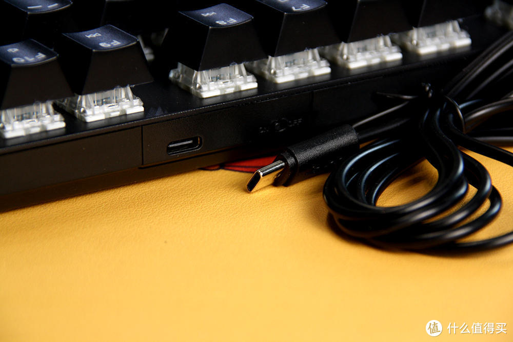 雷柏V500Pro无线机械键盘-充电口展示