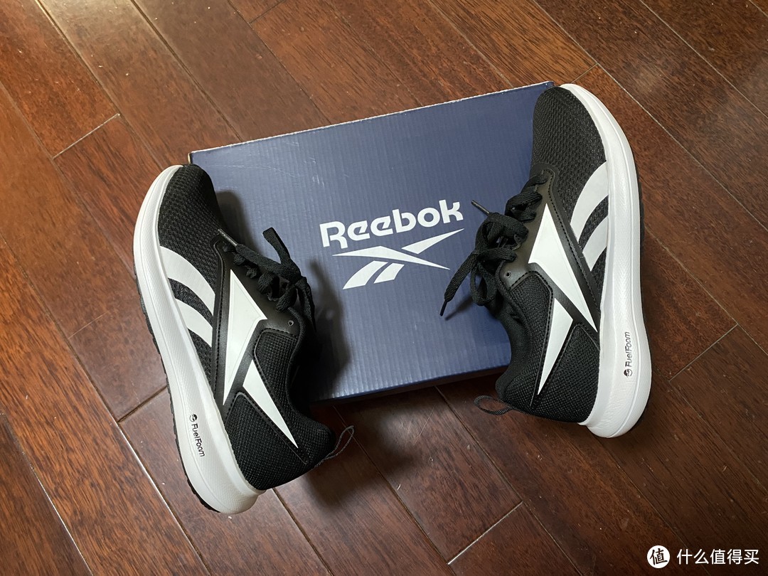 黑白色的锐步REEBOK ENERGYLUX DRIFTIUM 2跑鞋