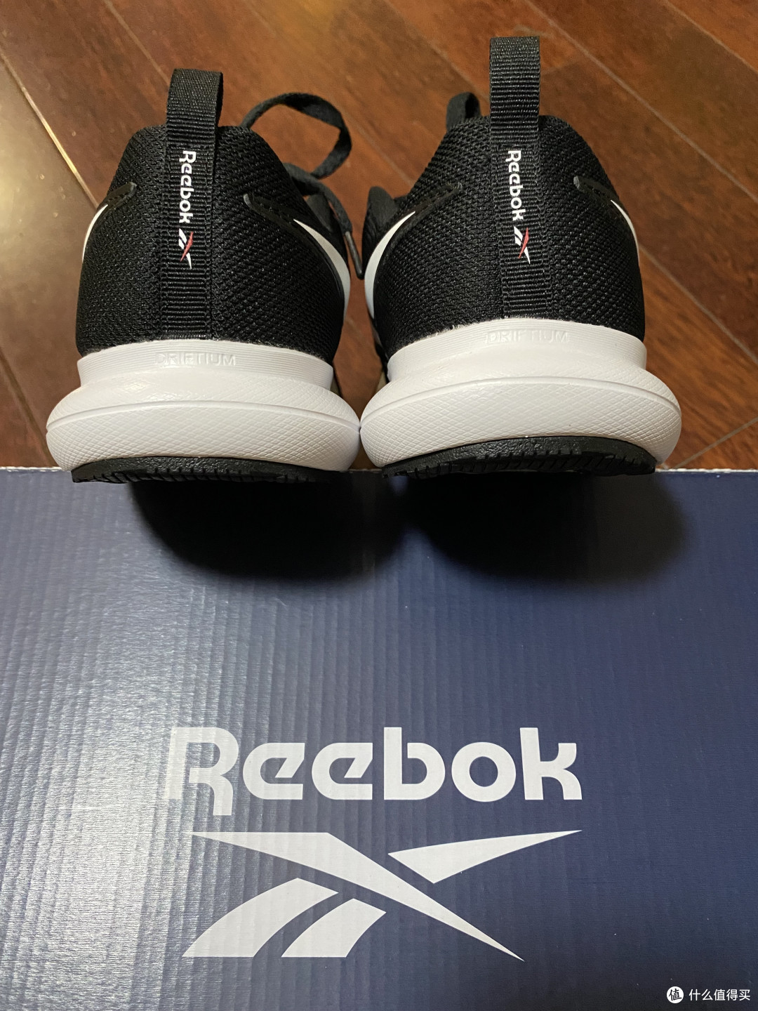 黑白色的锐步reebok Energylux Driftium 2跑鞋 跑鞋 什么值得买