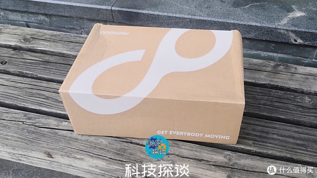 踩屎感加倍的拖鞋，还能穿上跑步，尝鲜咕咚运动舒缓拖鞋