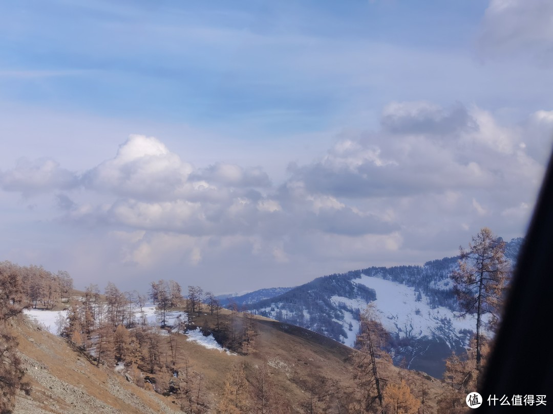 贾登峪，随着海拔提升，沿路已经出现白雪