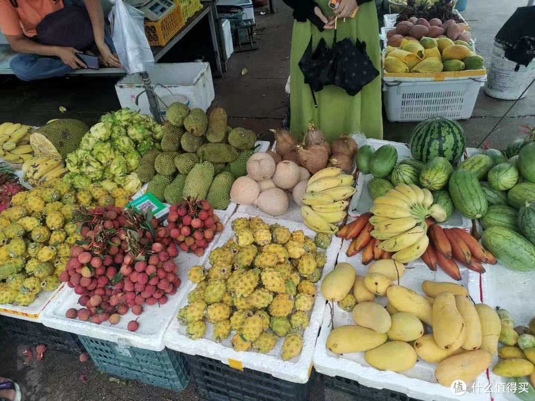 旁边的农贸市场是亮点，可以买当地的不少乱七八杂没吃的水果