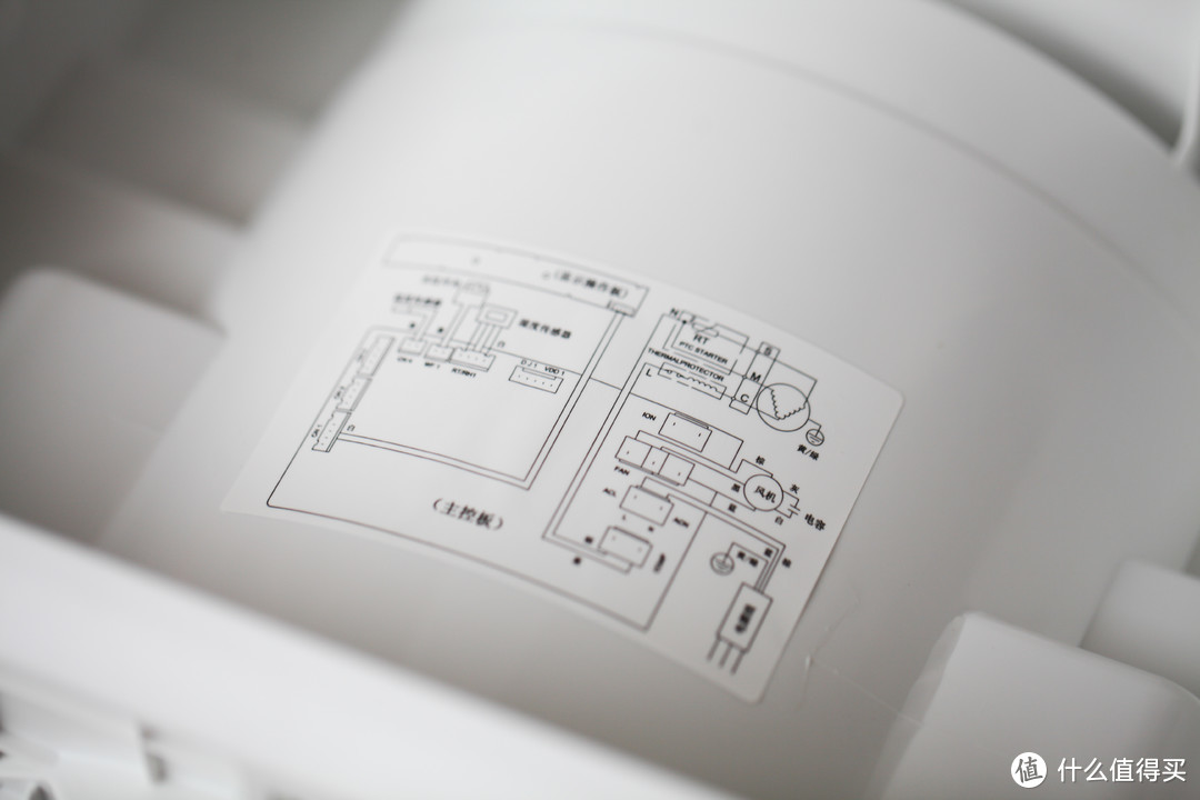 很有意思的是，似乎所有的除湿机，都喜欢在这贴一张内部线路图