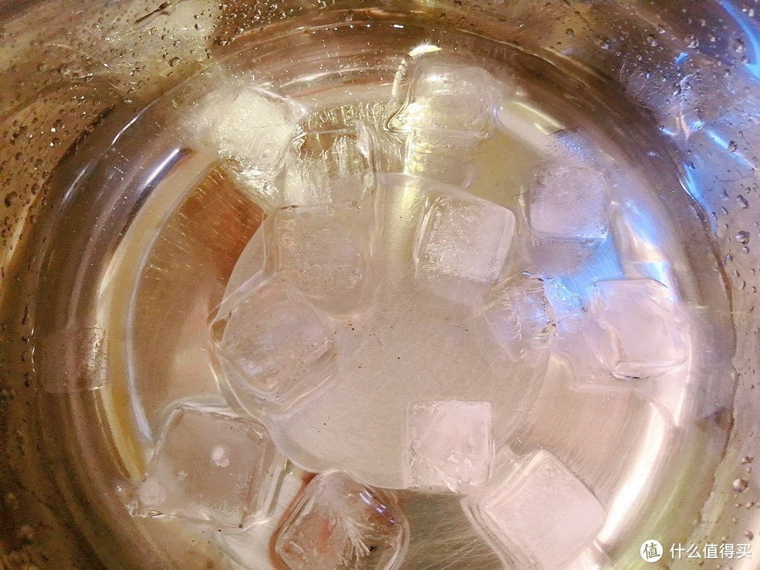 提前准备一些冰块和直饮水，冲凉的猪蹄放冰水里，放冰水的猪蹄皮口感很爽脆