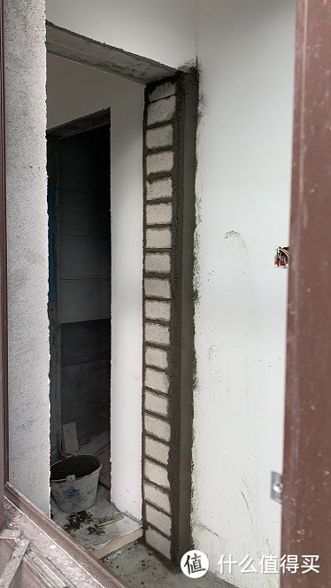 修补一楼次卧的门洞，用砖修的。最后安门时发现，并没有平，又要返工。