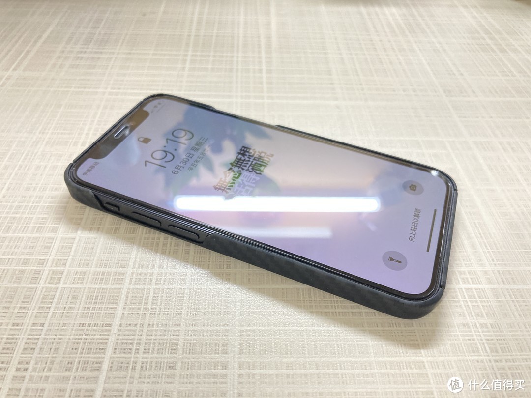 给iPhone穿上“防弹衣”-百元凯夫拉手机壳横评