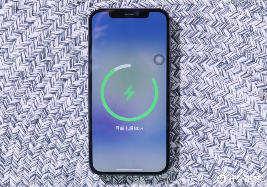 价格相差7倍，体验感爆棚，iPhone 12专用的磁吸无线充电宝实测