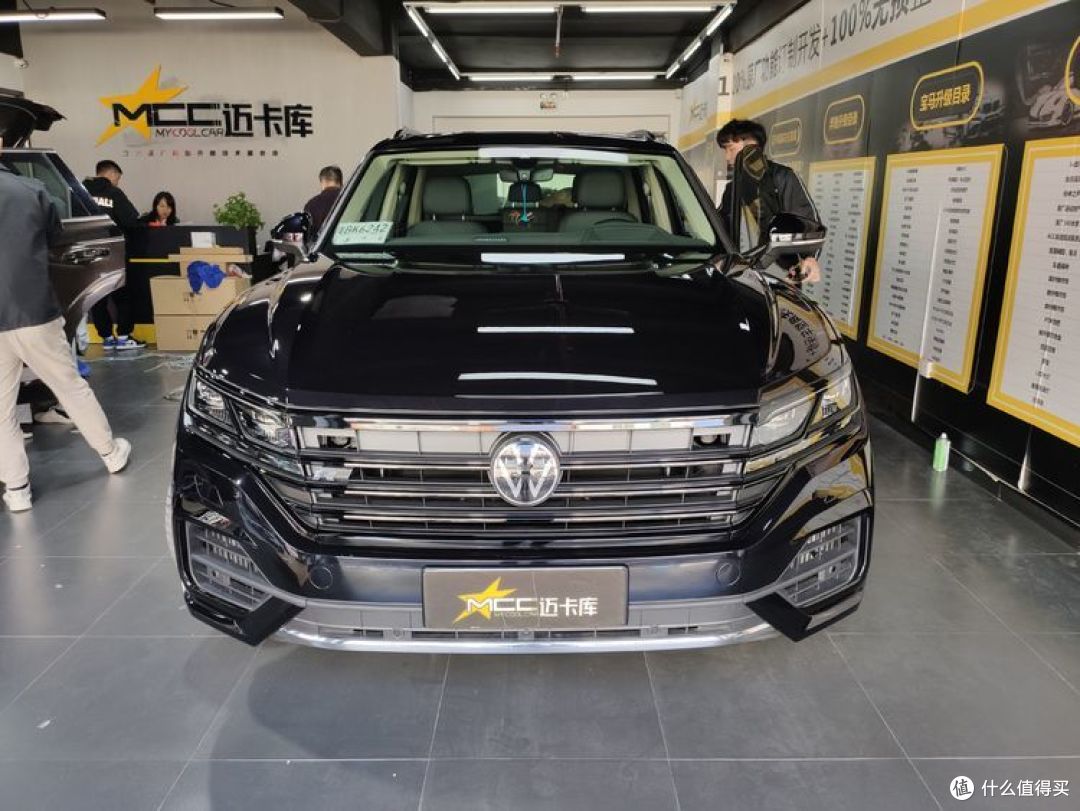 21款新途锐锐享版改夹层隔音隐私玻璃黑武士镀铬套件