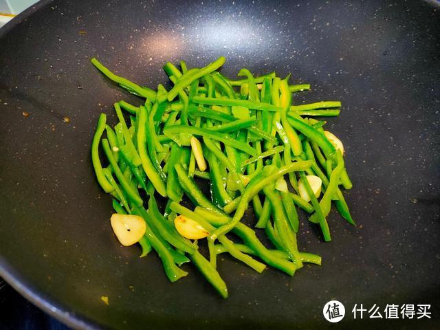 炒肉丝不嫩不入味还粘锅？大厨教你“三个妙招”，嫩滑入味不粘锅