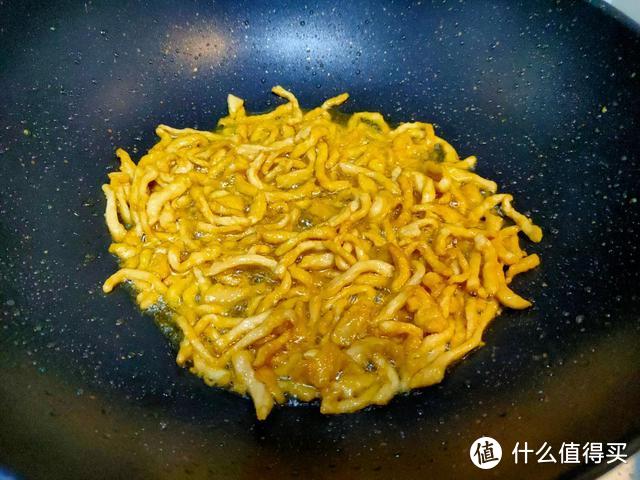 炒肉丝不嫩不入味还粘锅？大厨教你“三个妙招”，嫩滑入味不粘锅