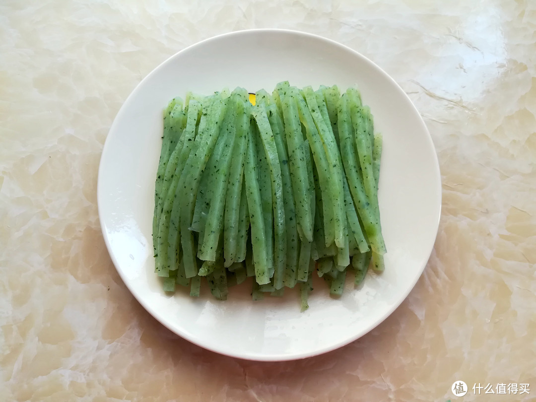 黄瓜不凉拌不炒菜，教你新吃法，香辣够味热量低，孩子拿它当饭吃