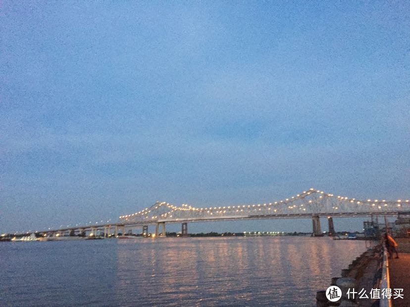 傍晚亮灯的新奥尔良大桥