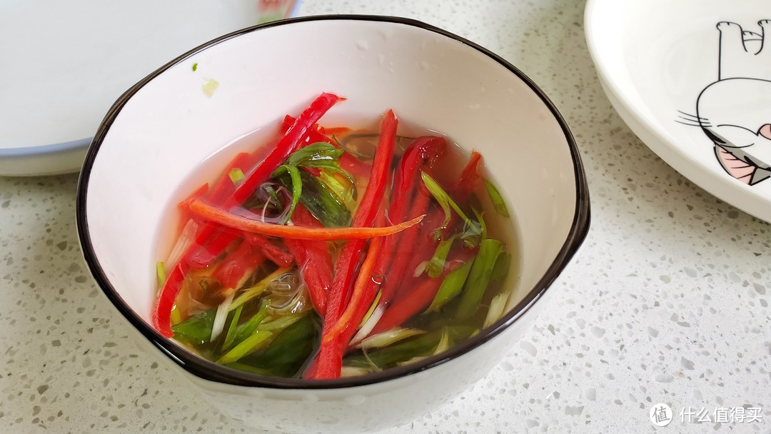 材料有魚,蔥薑辣椒,油,鹽,料酒,魚豉油料酒用的是老恆和料酒京東