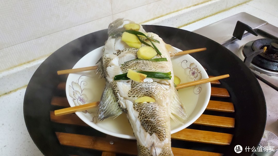 材料有魚,蔥薑辣椒,油,鹽,料酒,魚豉油料酒用的是老恆和料酒京東