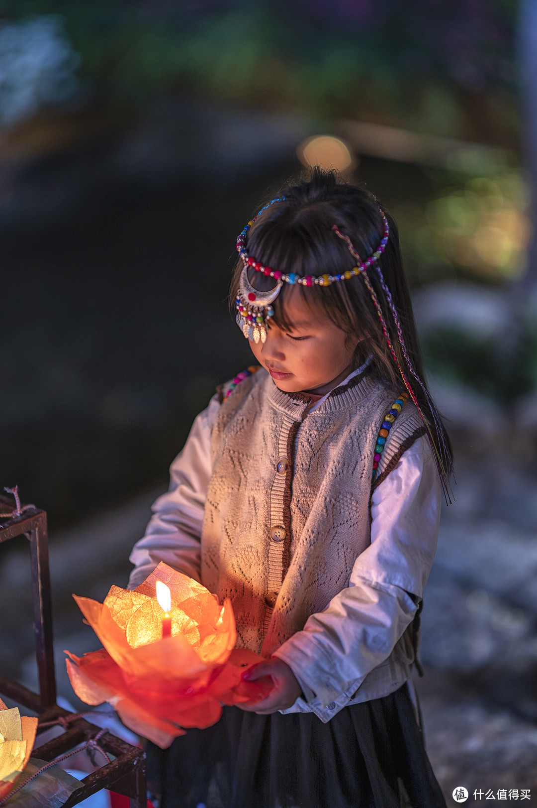 放莲花灯的小妹妹