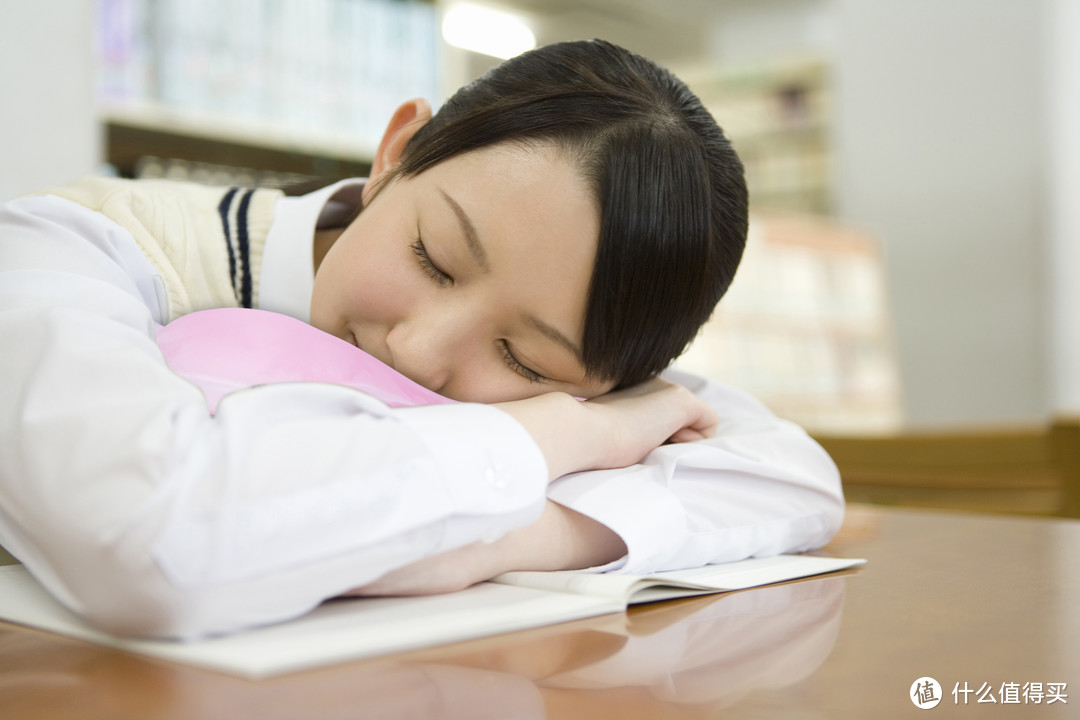 夏日炎炎正好午睡保姆级别午睡枕选购指南