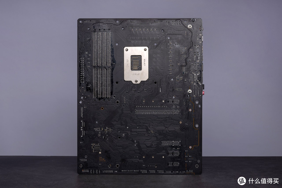 NZXT N7 Z590 白色主板开箱评测 - 超大面积金属盔甲，净白简约用料扎实