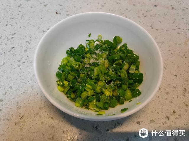 烙饼想要柔软好吃有层次，和面用开水还是凉水？其实都不正确