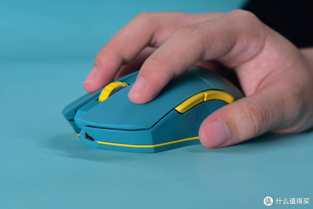 达尔优换了设计师系列 ▎达尔优EM901双模游戏鼠标