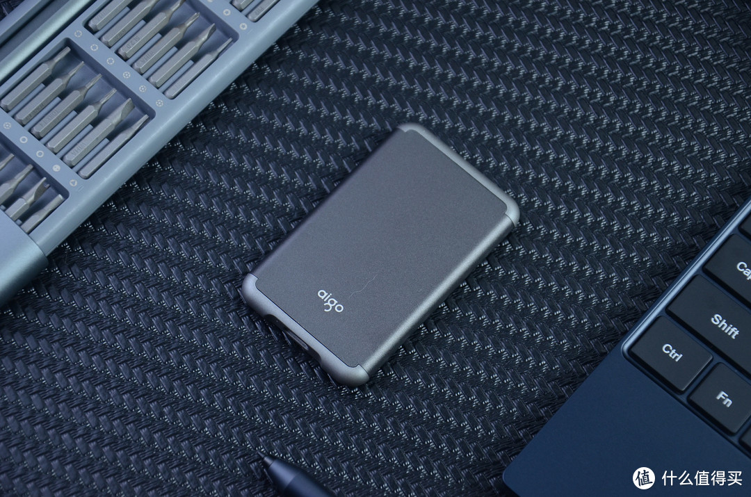 比名片还小！国产移动固态硬盘：爱国者aigo S7 Pro开箱体验