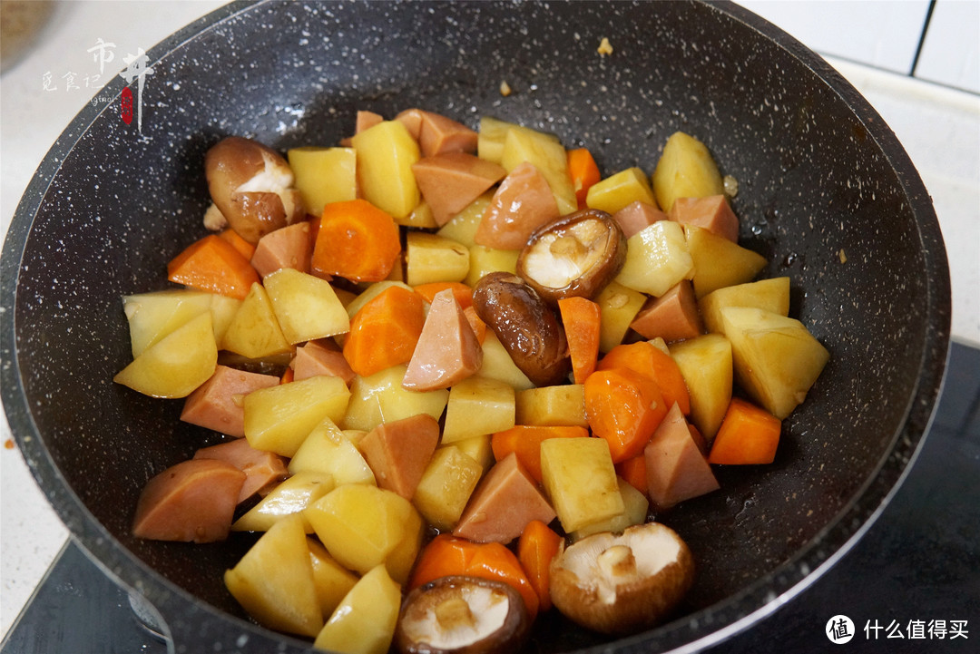 天太热，做了一锅“土豆焖饭”，饭菜一锅出，省事简单，老香了！
