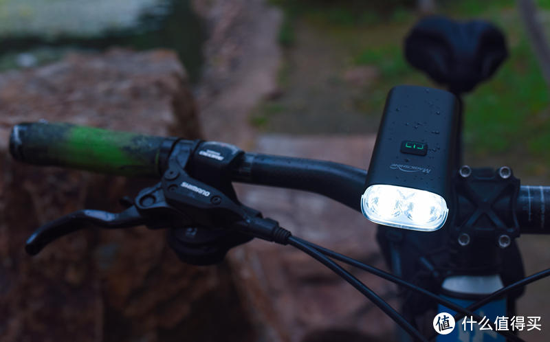 自行车也要安排好照明设备，夜骑原来如此美丽