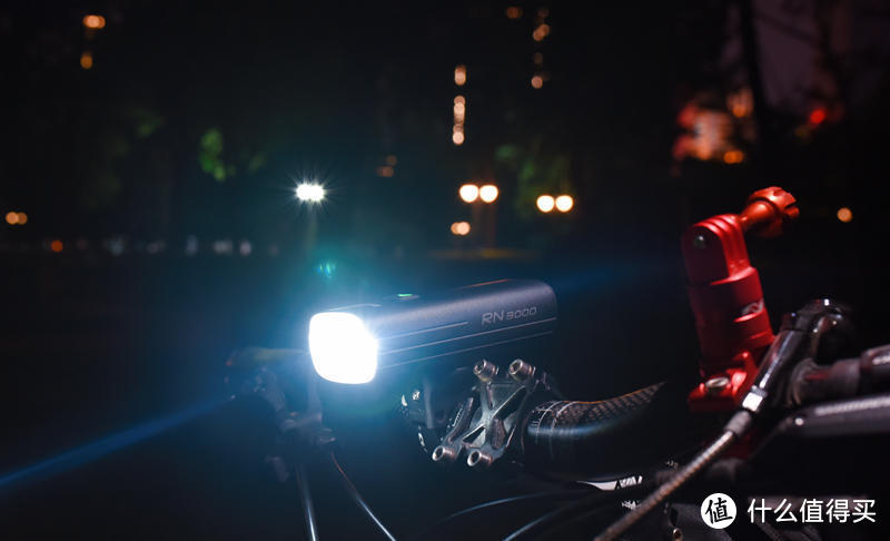 自行车也要安排好照明设备，夜骑原来如此美丽
