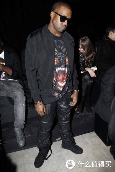 再次上身独特面罩，Kanye West的时尚影响力是否依旧？