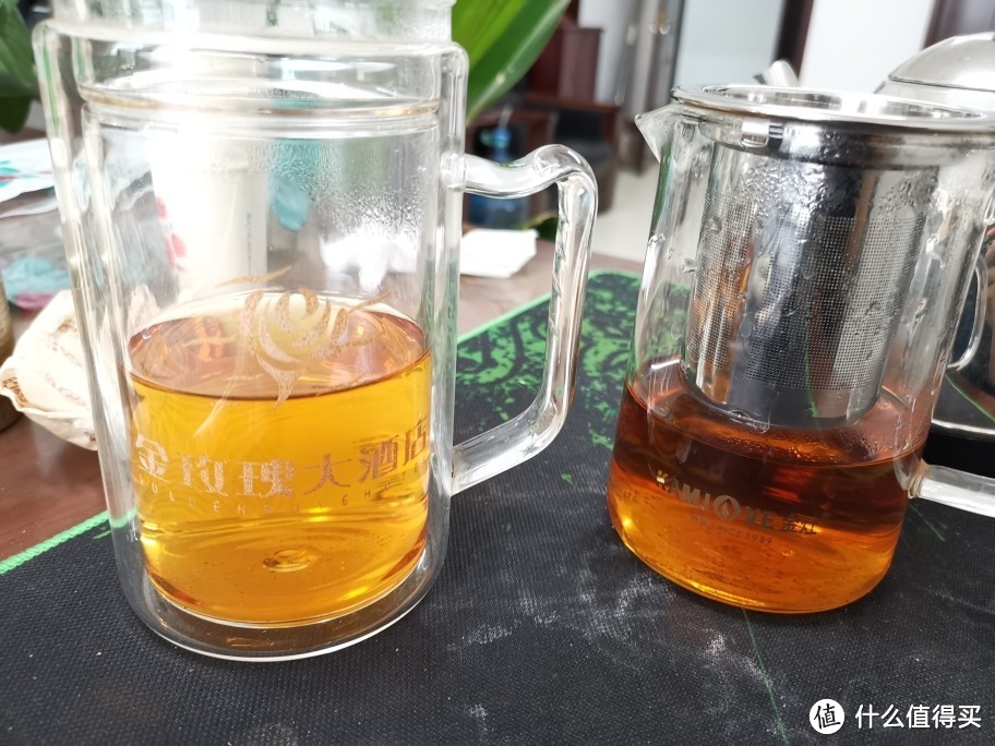 群友“煊爸”（即值友胖子李瘦）在政府机关单位所用的“金玫瑰”泡茶杯