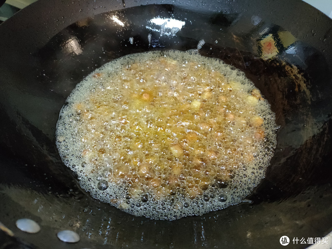 做油炸花生米，记住“3个窍门”，花生米金黄酥脆，久放不返潮