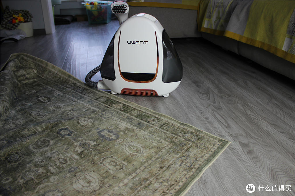 发愁沙发地毯容易脏？布艺清洗机，只需清水，1秒洗净地毯和沙发