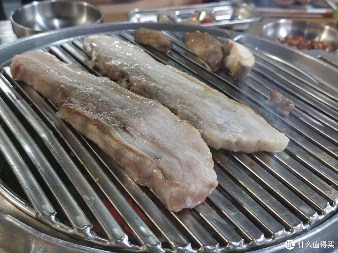 用大肠拼成爱心的形状，在明星密度最高的横店打卡韩国烤肉店