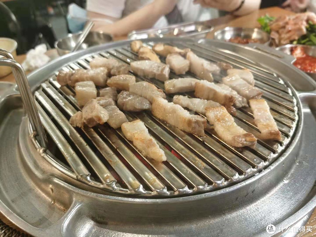 用大肠拼成爱心的形状，在明星密度最高的横店打卡韩国烤肉店